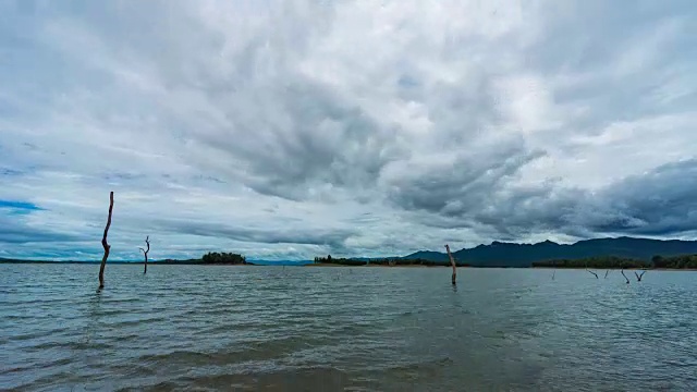 美丽的湖和波浪与热带山脉和移动风暴云，时间流逝视频视频素材