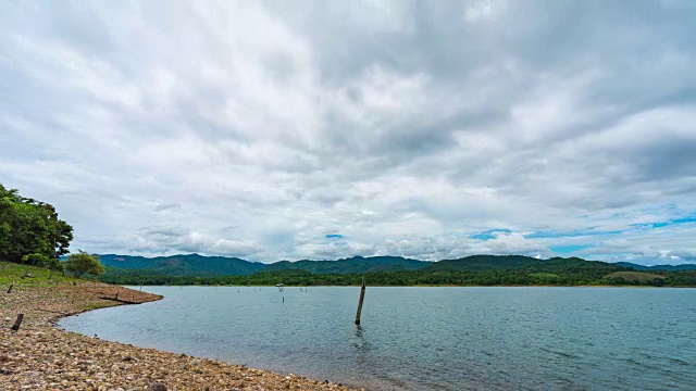 T/L美丽的湖泊和波浪与热带山脉和移动的风暴云视频素材