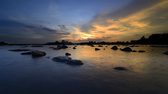 从白天到夜晚的时间流逝日落在河上视频素材