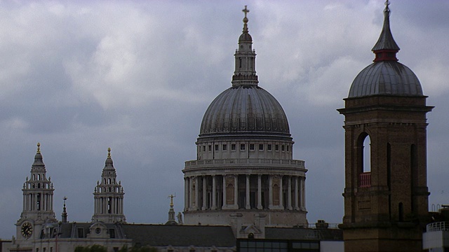 MS London bridge with old - fashioned building in background /英国伦敦视频素材