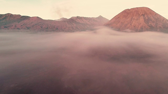 从空中360度俯瞰，在黄金时间，印尼的布罗莫山视频素材