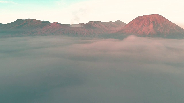 从空中360度俯瞰，在黄金时间，印尼的布罗莫山视频素材