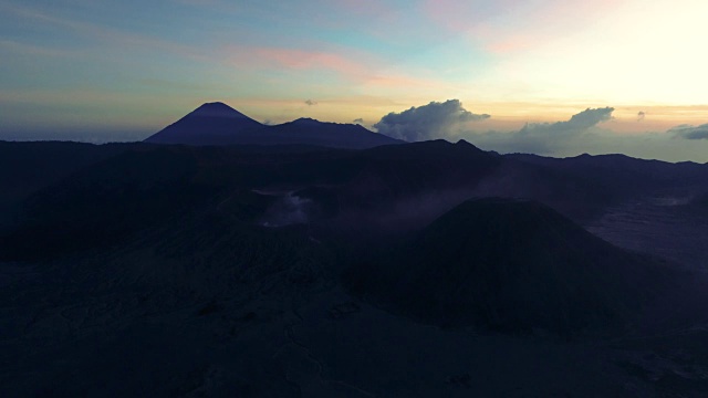 从空中360度俯瞰，在黄金时间，印尼的布罗莫山视频素材