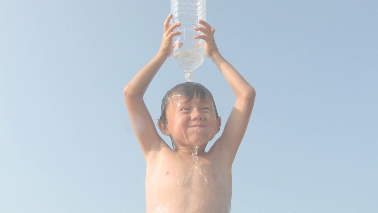 男孩把水泼在自己身上视频素材