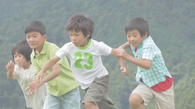 男孩和女孩在跑步视频素材