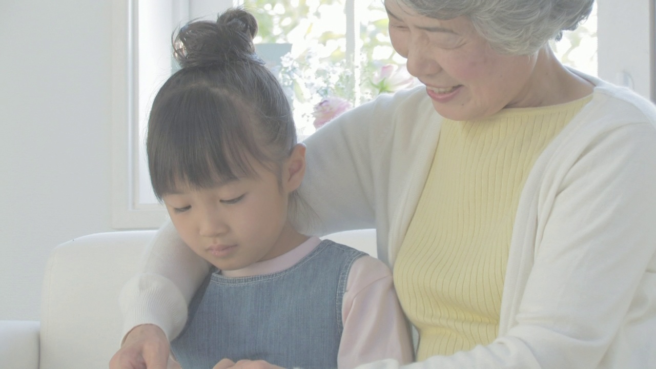 奶奶帮孙女织毛衣视频素材