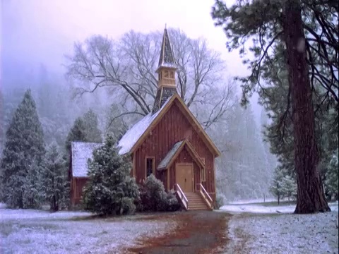 白雪森林中的小教堂视频素材