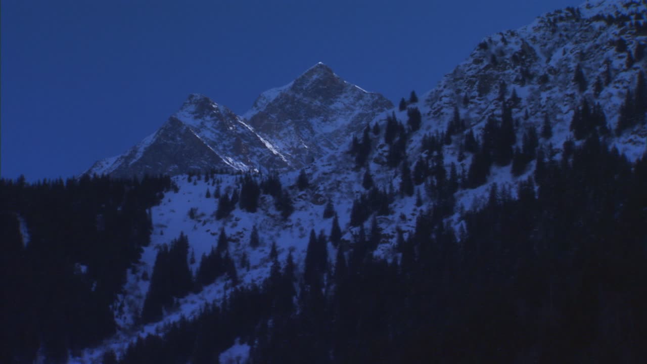 法国夜晚的山景视频下载