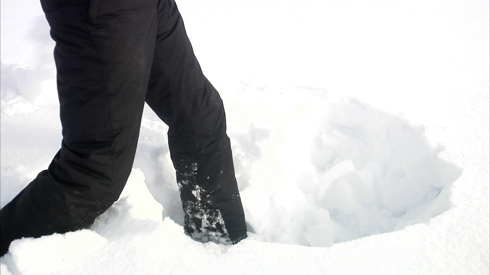 一个男人在瑞典铲雪。视频素材