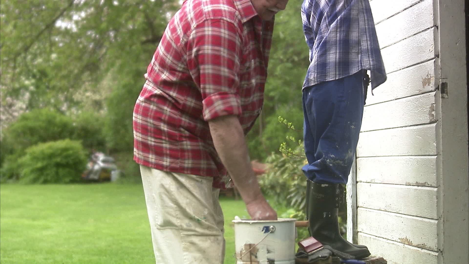 爷爷和孙子在瑞典画他们的夏季别墅。视频下载