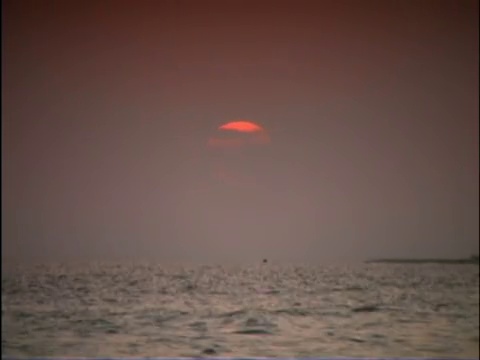 海面上日落的时间流逝视频素材