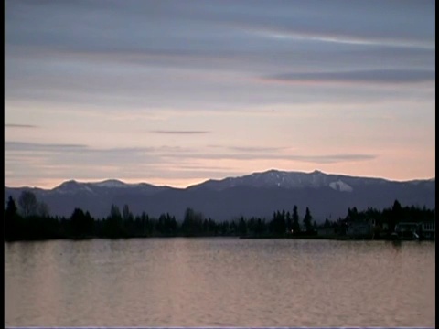 风景如画的湖Tapps与喀斯喀特山脉，华盛顿视频素材