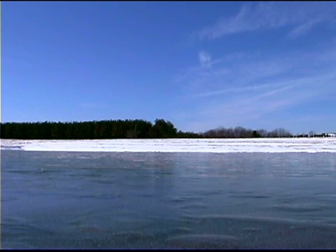 冰湖岸边视频素材