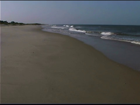 海滩上风平浪静视频素材