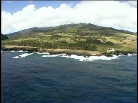 跟踪拍摄的海岸哈纳海岸，毛伊岛，夏威夷视频素材