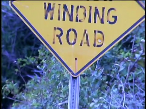 警告蜿蜒道路警告标志视频素材