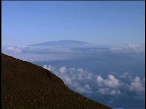 在夏威夷毛伊岛的哈雷阿卡拉火山上拍摄视频素材