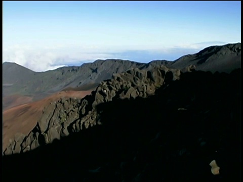 在夏威夷毛伊岛的哈雷阿卡拉火山上拍摄视频素材