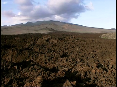 从aa-aa熔岩到毛伊岛哈雷阿卡拉火山的中景，嗨。视频素材