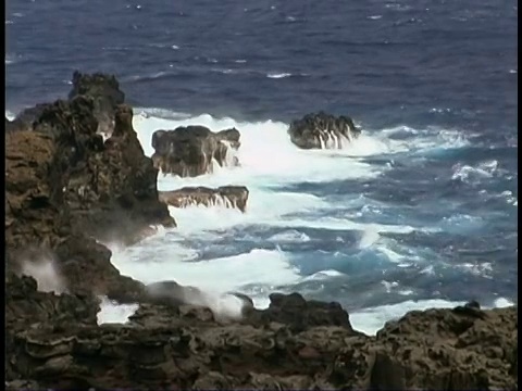 在夏威夷海浪撞击岩石海岸的宽阔视野。视频素材