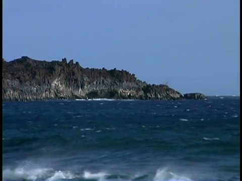 夏威夷毛伊岛马凯纳海滩的海洋和岩石海岸的中度封锁视图。视频素材