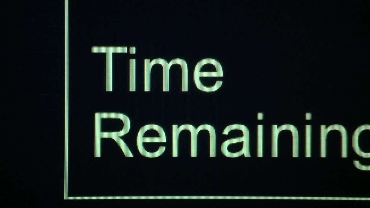 红色和白色数字显示剩余时间，以天，小时，分钟，秒倒计时/华盛顿特区，美国视频下载