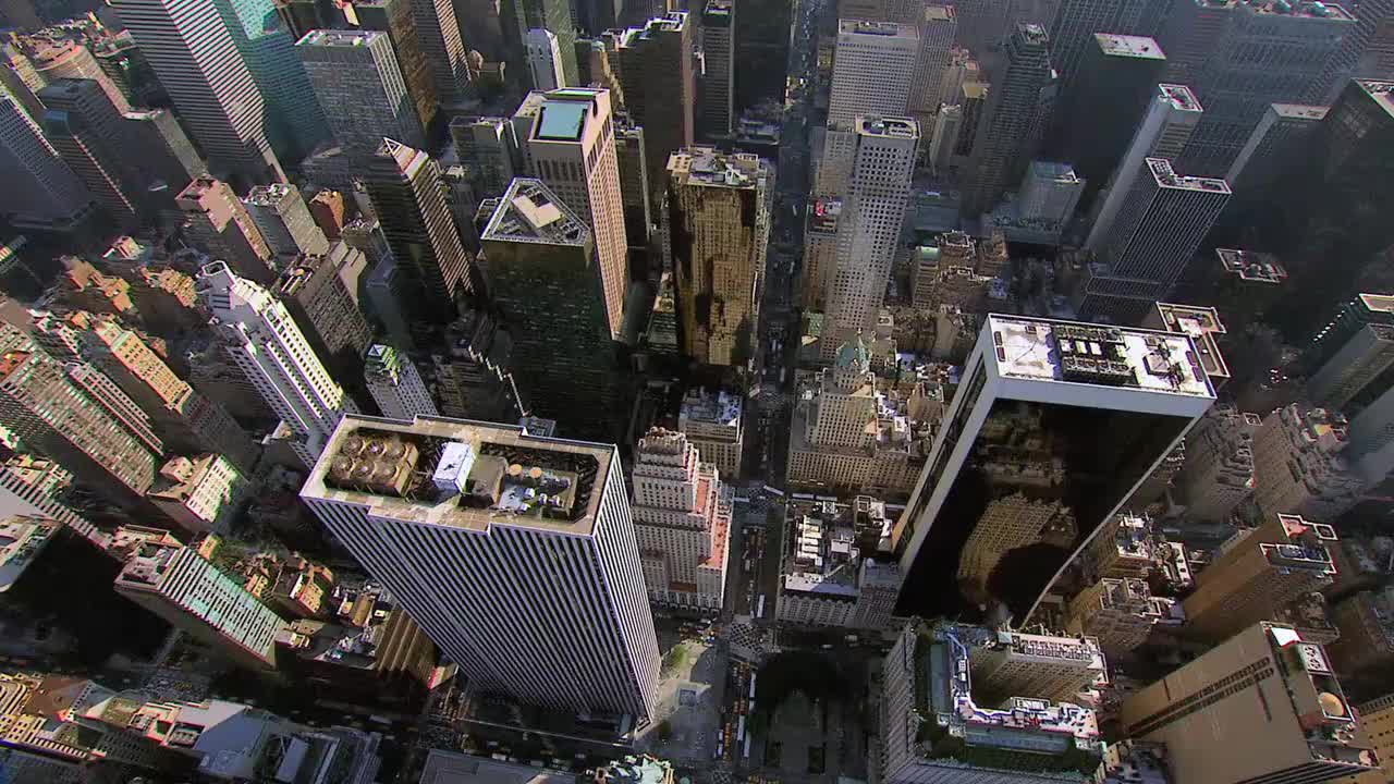 摩天大楼和建筑物的空中顶部，城市街道之间和点点绿地/纽约，纽约，美国视频下载