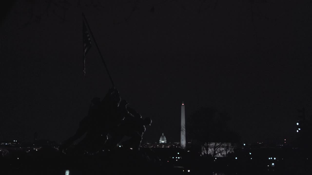 硫磺岛纪念馆的夜晚，国会大厦的圆顶和华盛顿特区以外的华盛顿纪念碑的尖顶视频下载