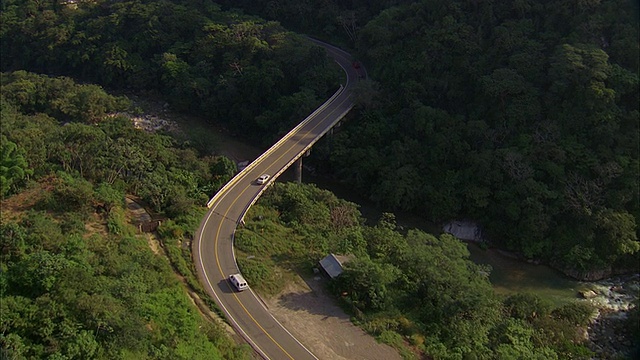 空中双车道高速公路和跨河桥，林区坡度较陡视频素材