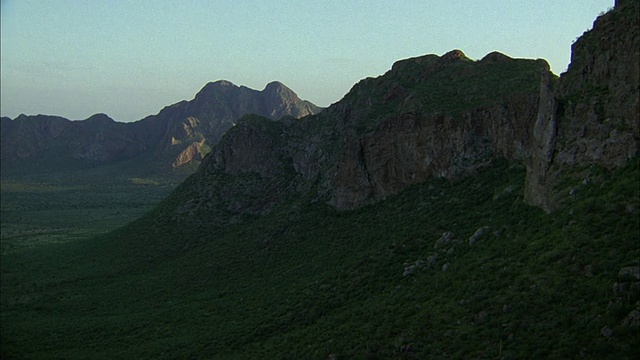 空中的峭壁和山峰，下面有平缓的斜坡视频素材