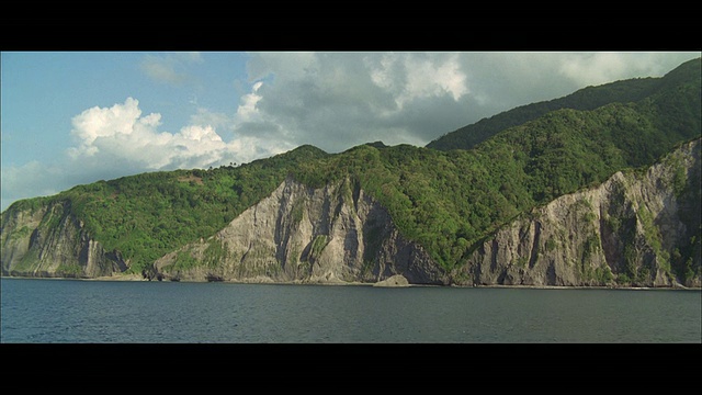 有陡峭的峭壁和岩石斜坡的令人生畏的海岸线视频素材