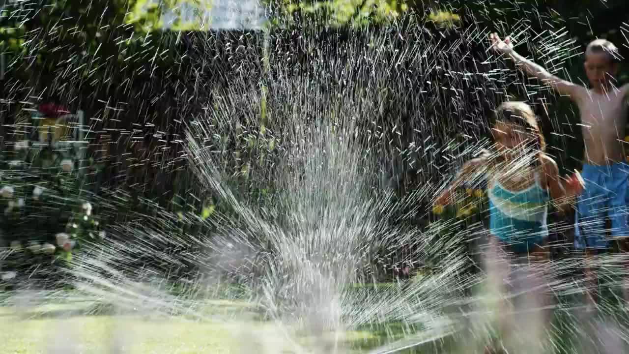 在洒水车里玩耍的孩子们视频素材