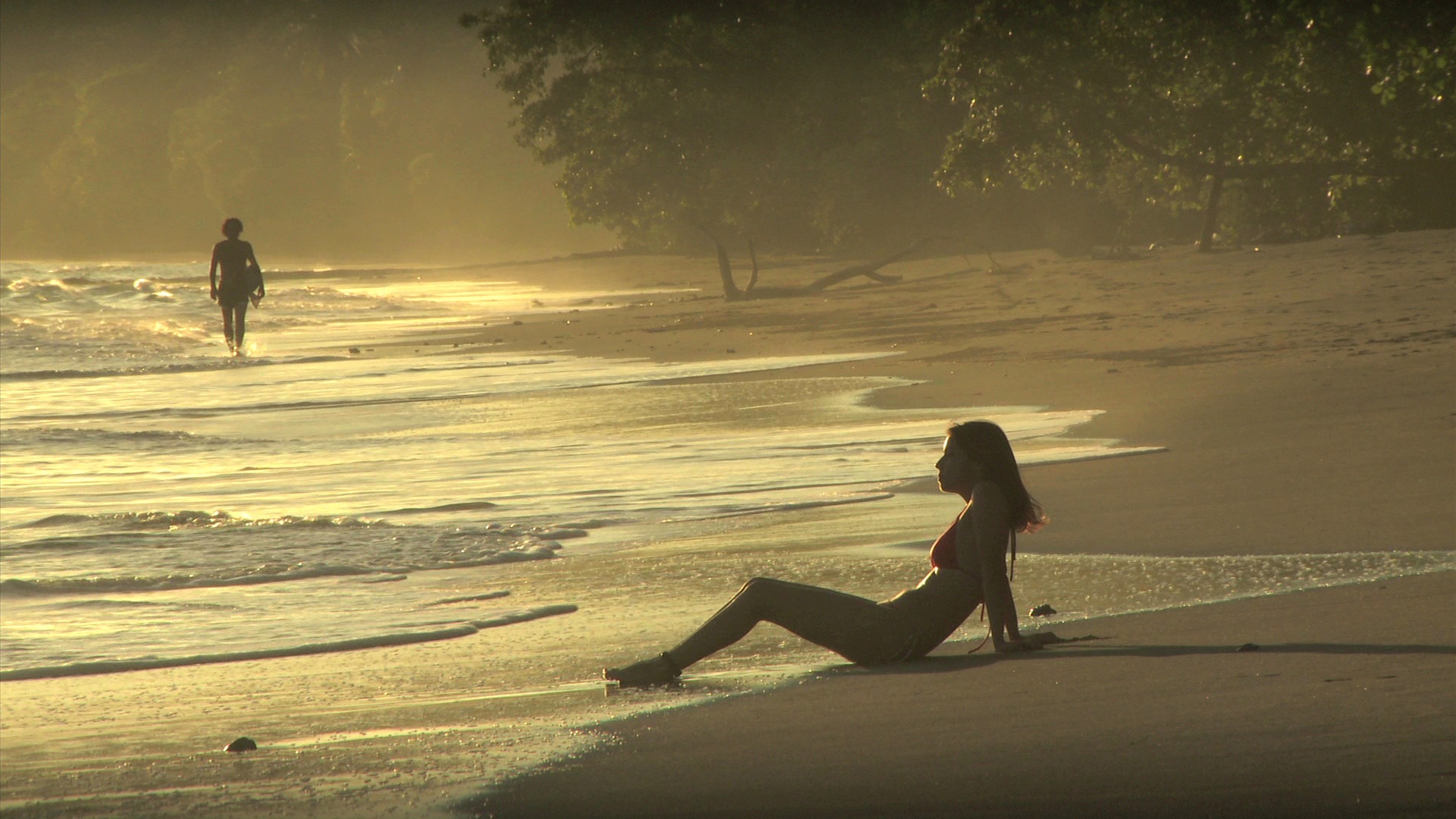 坐在海浪里的女人视频素材