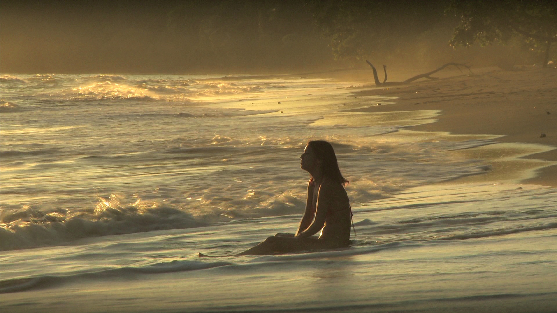 坐在海浪里的女人视频素材