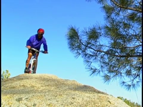 男性的山地自行车视频素材