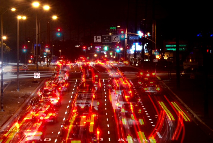 道路上交通的高角度视图。夜间繁忙交通的延时。视频素材