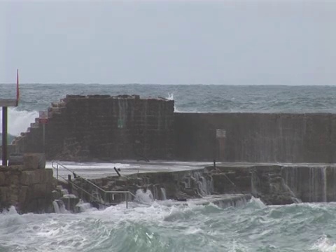 暴风雨的海浪冲击港口的墙，MS视频素材