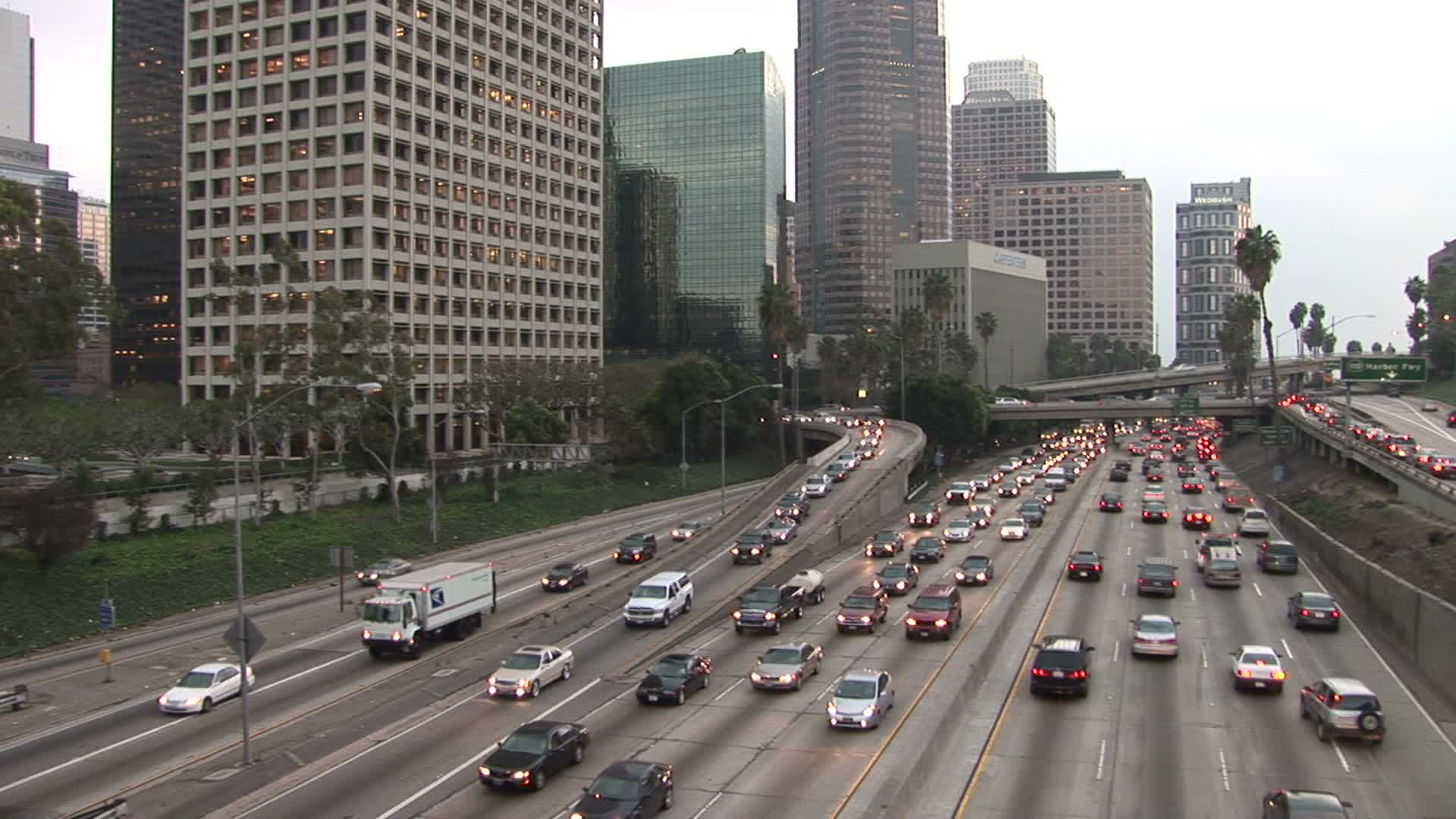 美国洛杉矶高速公路上交通拥挤的景象视频素材