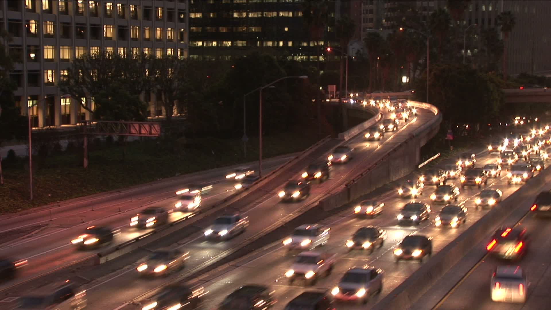 这是美国洛杉矶夜间高速公路上交通拥挤的景象视频素材