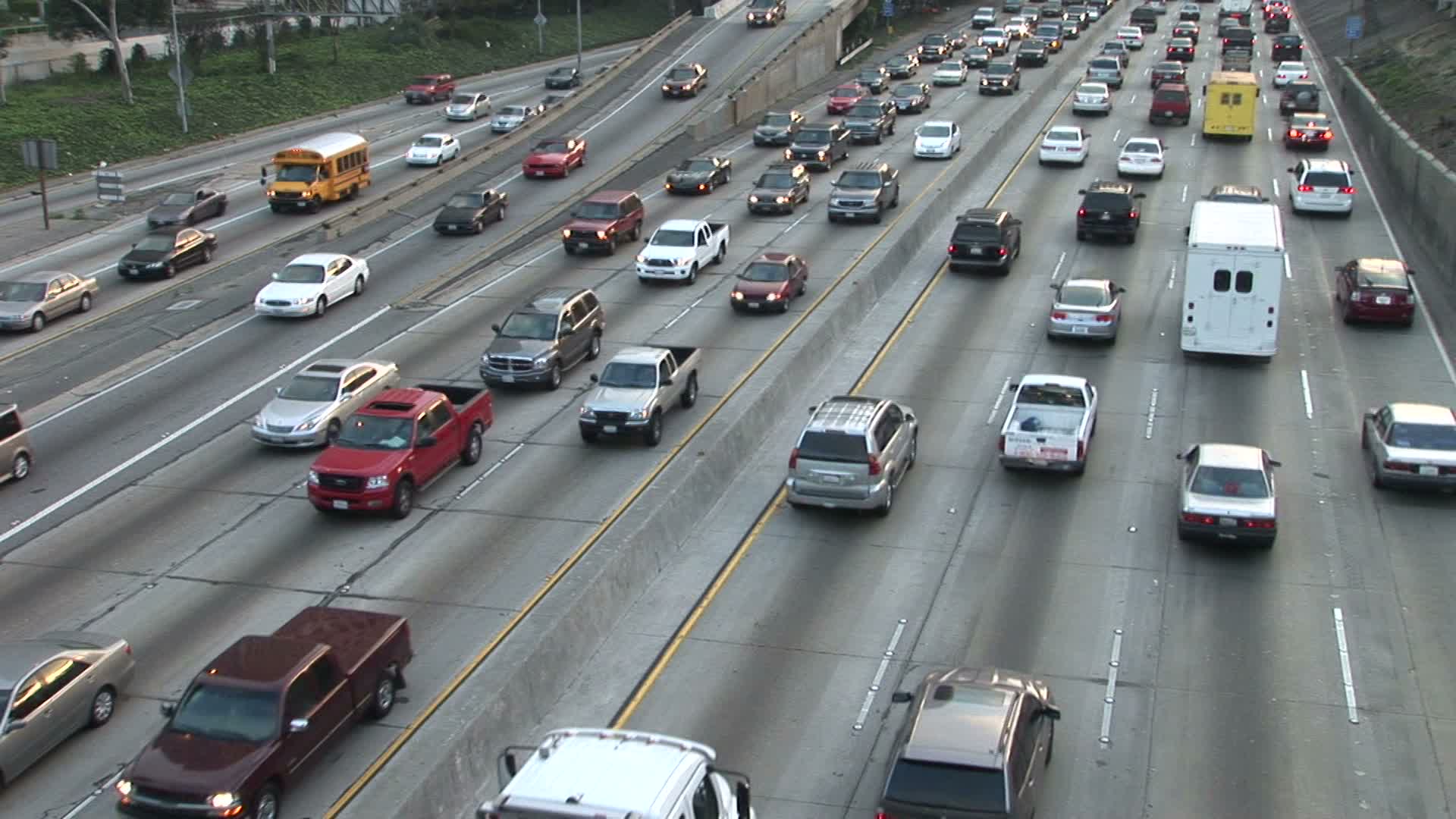 美国洛杉矶高速公路上交通拥挤的景象视频素材