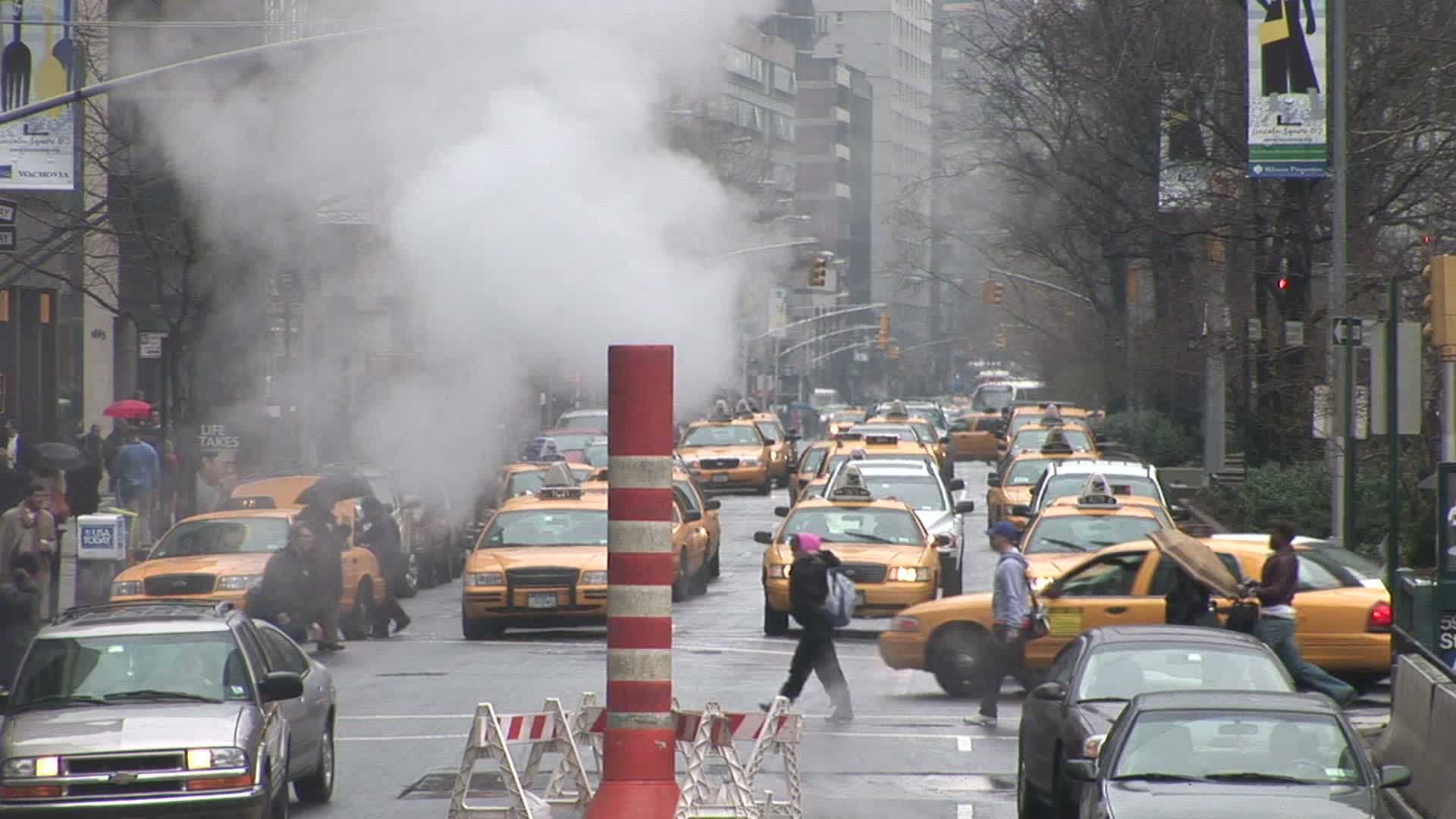 美国纽约路中间的烟囱视频素材