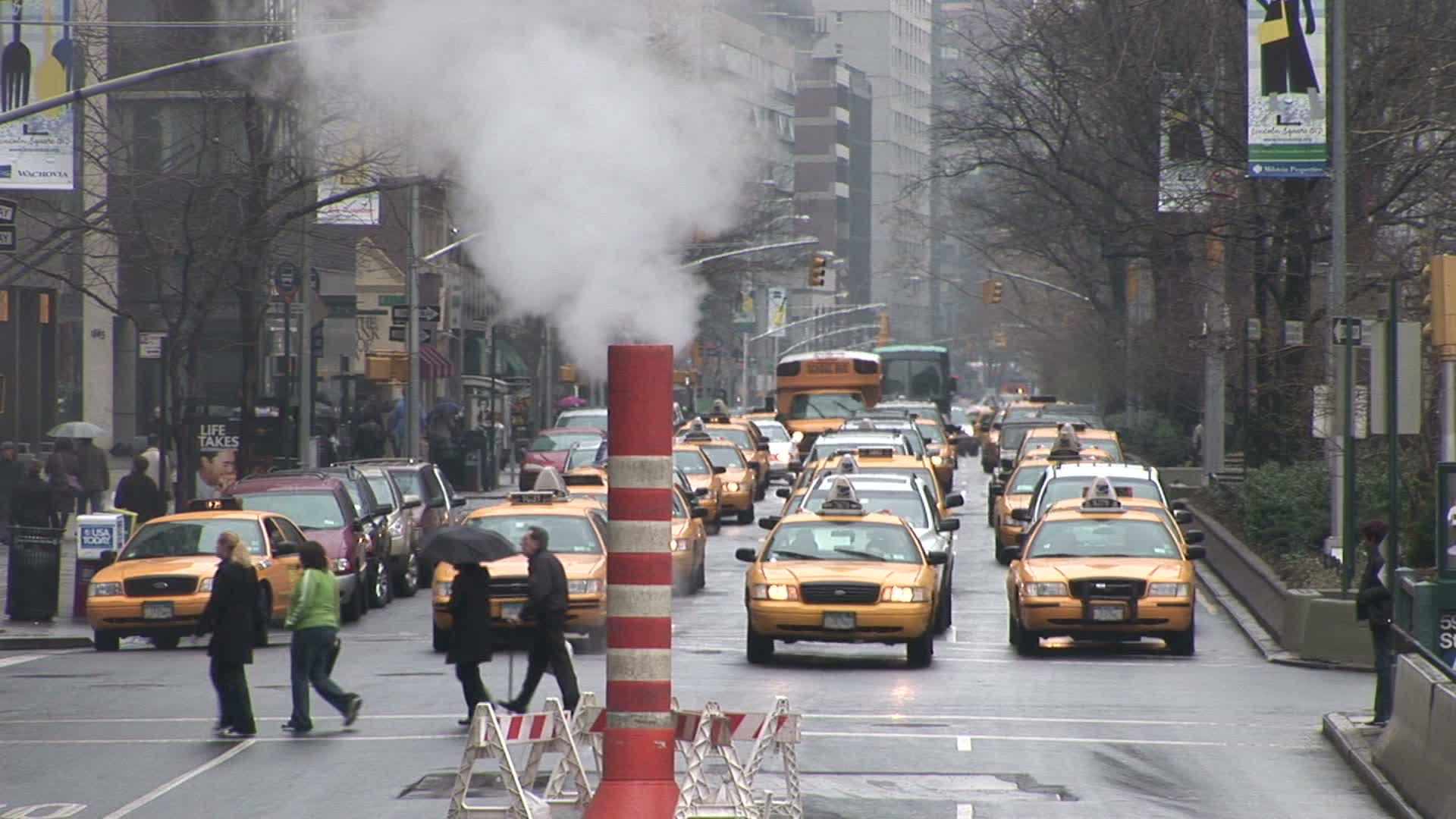 美国纽约路中间的烟囱视频素材