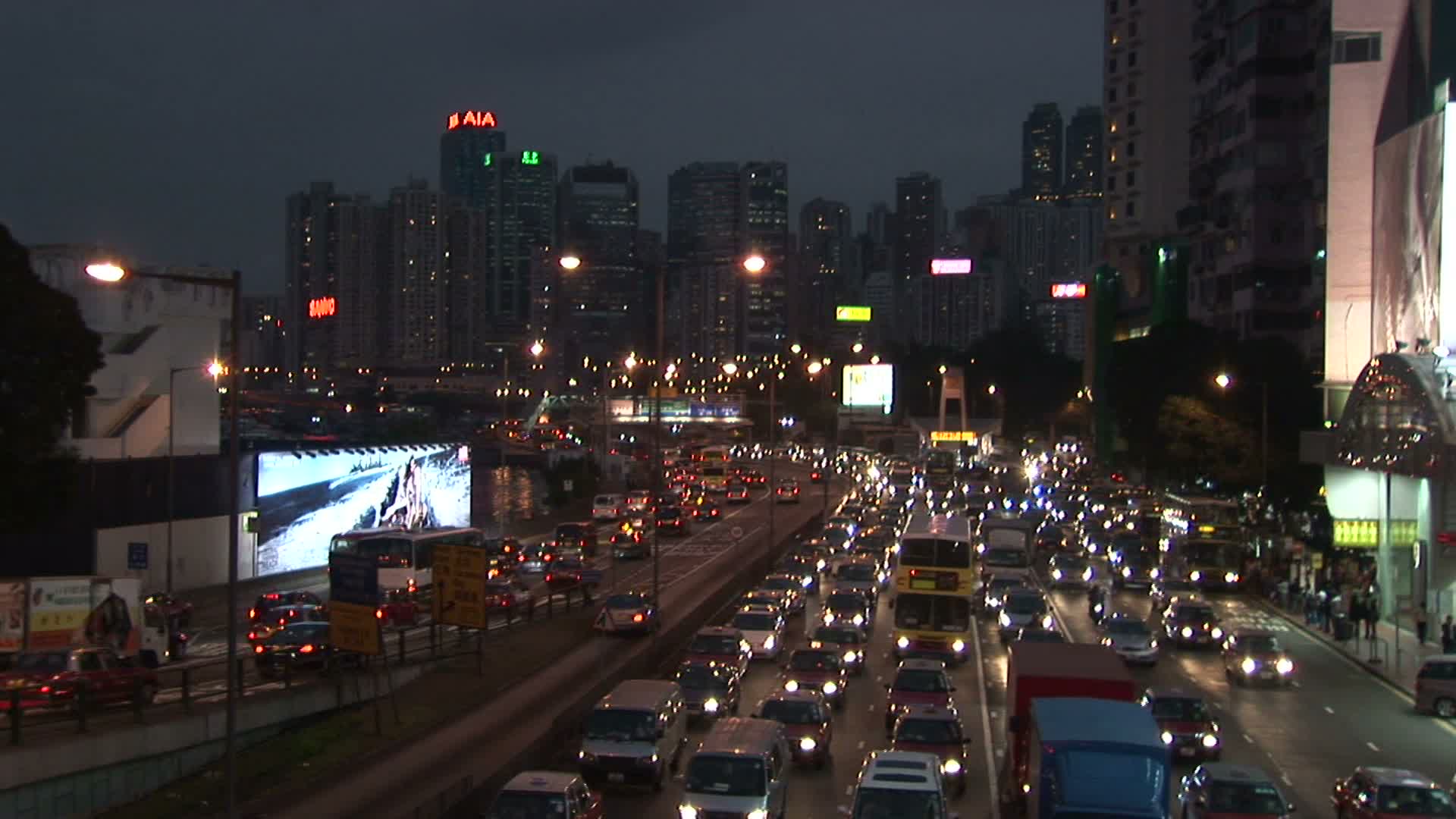 中国香港夜间交通情况视频素材