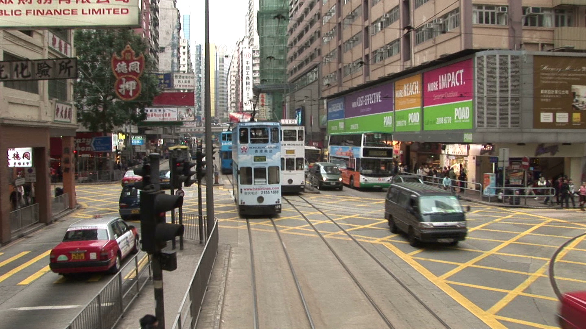 在中国香港，从一辆行驶的有轨电车上俯瞰城市视频素材