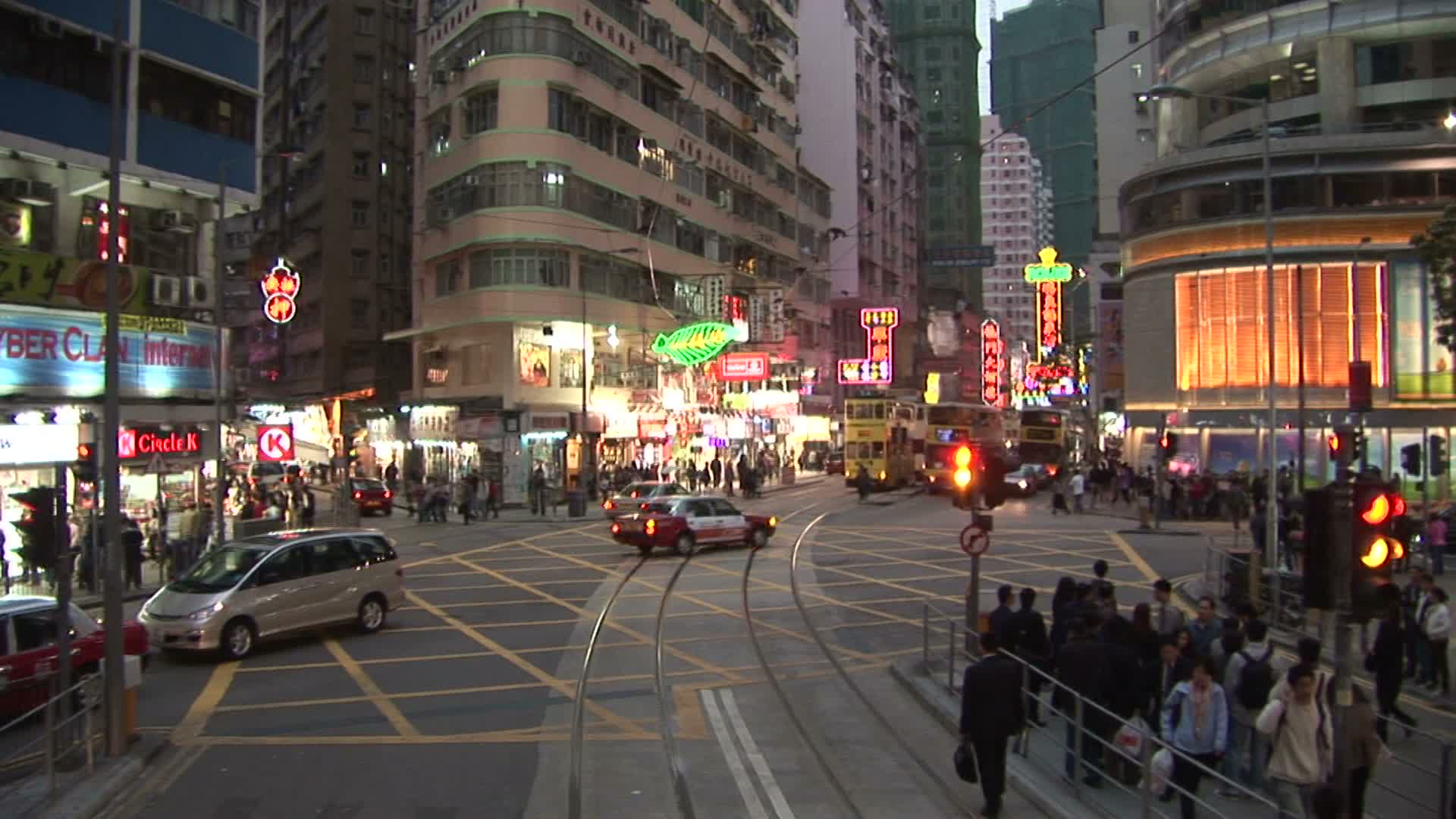 在中国香港，从一辆行驶的有轨电车上俯瞰城市视频素材