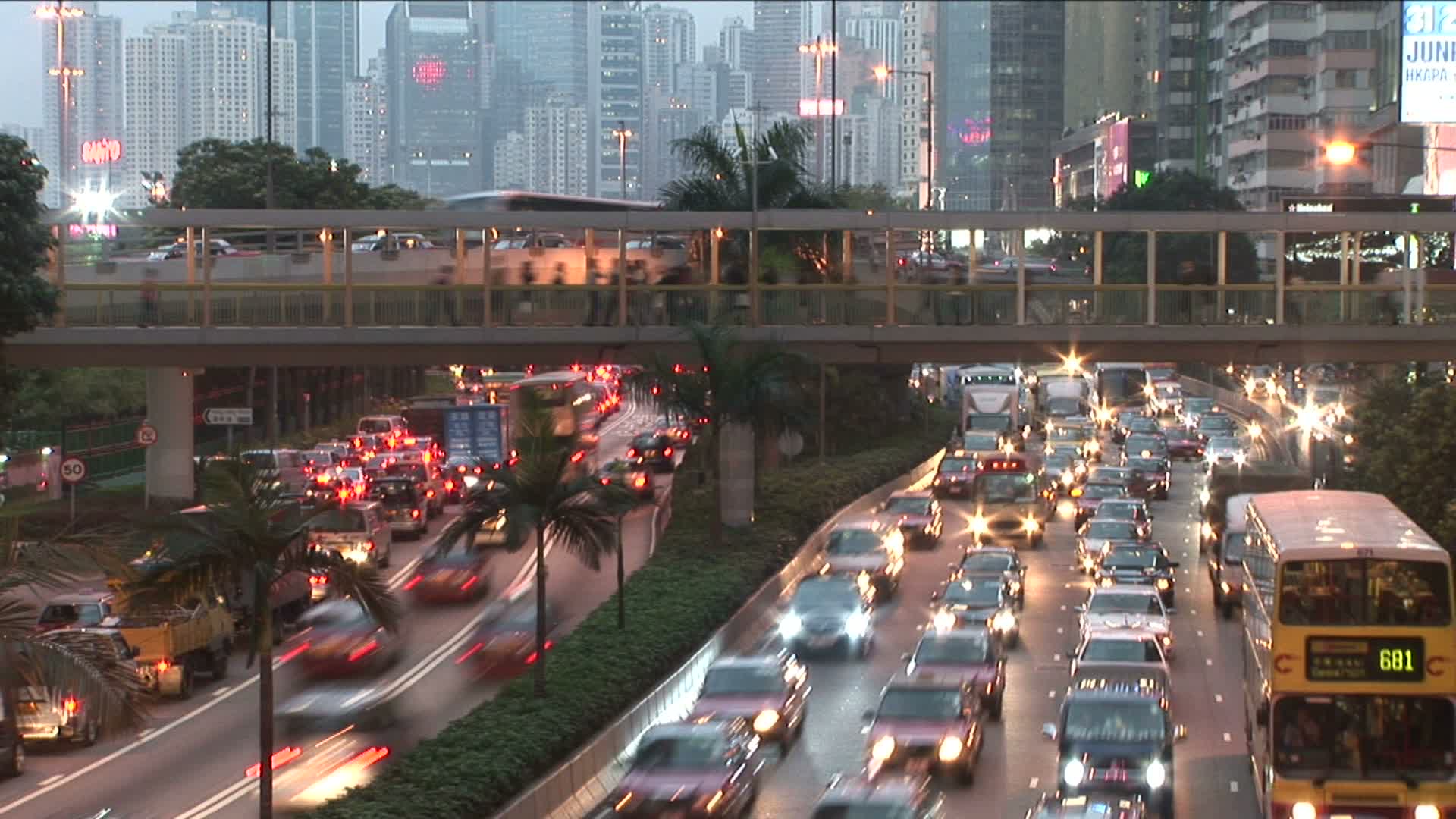 中国香港在神奇时刻的交通繁忙景象视频素材