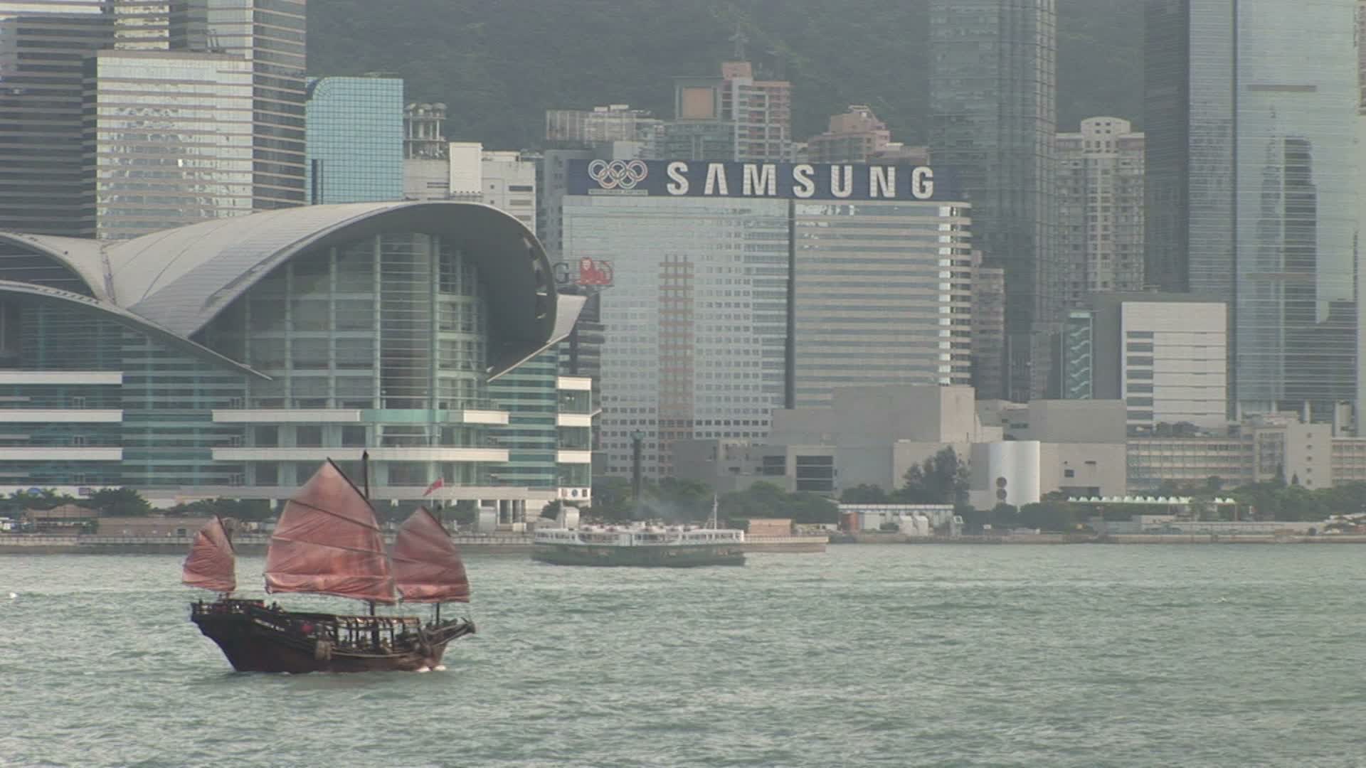 一艘舢板在中国香港湾巡航视频素材