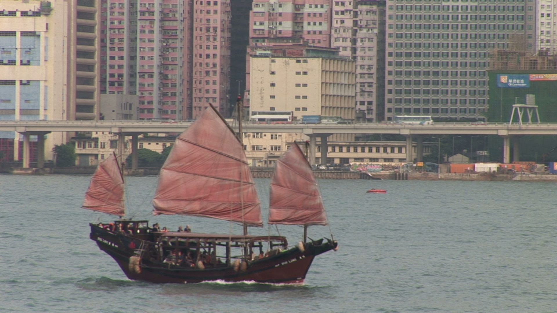 在中国香港巡航的一艘舢板视频素材