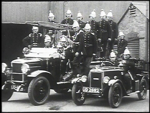 1930年，蒙太奇消防员展示大小消防车/英国牛津视频素材