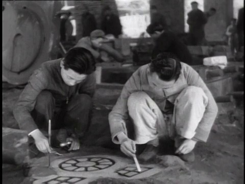 1944年，MS工人徒手在钢板上绘制设计草图视频素材